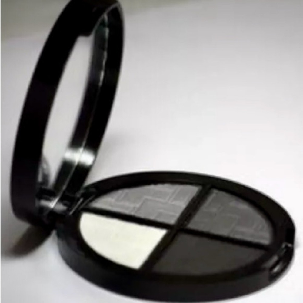 MUSE EYESHADOW QUAD DISCONTINUED RARE FIND FROM PROFESSIONAL MUA COUNTER!!!!